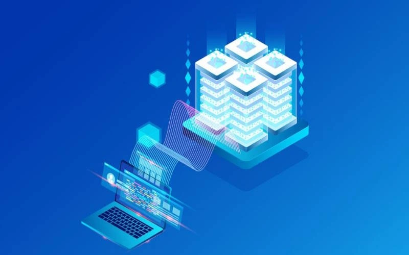 هاست مدیریت شده و سایر هاستها در کنار یک لپتاپ